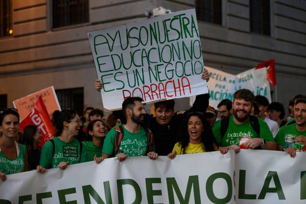 October 16, 2026, Madrid, Spain: MADRID, SPAIN - OCTOBER 16, 2026: A demonstration in support of public education, organized by education sector unions. Thousands of people marched through the streets of Madrid, ending at the Puerta del Sol, on the third day of an indefinite strike involving teachers and students. JNA Press Madrid Spain  - ZUMAq101 20261016_zna_q101_395 Copyright: xTomasxCallex