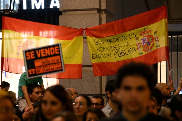 October 16, 2026, Madrid, Spain: MADRID, SPAIN - OCTOBER 16, 2026: A demonstration in support of public education, organized by education sector unions. Thousands of people marched through the streets of Madrid, ending at the Puerta del Sol, on the third day of an indefinite strike involving teachers and students. JNA Press Madrid Spain  - ZUMAq101 20261016_zna_q101_397 Copyright: xTomasxCallex
