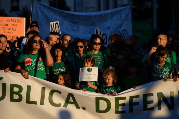 October 16, 2026, Madrid, Spain: MADRID, SPAIN - OCTOBER 16, 2026: A demonstration in support of public education, organized by education sector unions. Thousands of people marched through the streets of Madrid, ending at the Puerta del Sol, on the third day of an indefinite strike involving teachers and students. JNA Press Madrid Spain - ZUMAq101 20261016_zna_q101_399 Copyright: xTomasxCallex