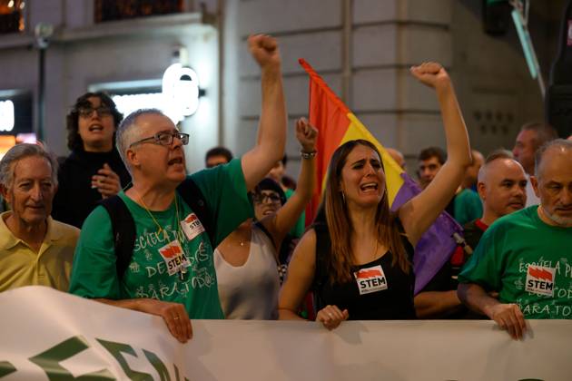 October 16, 2026, Madrid, Spain: MADRID, SPAIN - OCTOBER 16, 2026: A demonstration in support of public education, organized by education sector unions. Thousands of people marched through the streets of Madrid, ending at the Puerta del Sol, on the third day of an indefinite strike involving teachers and students. JNA Press Madrid Spain - ZUMAq101 20261016_zna_q101_401 Copyright: xTomasxCallex