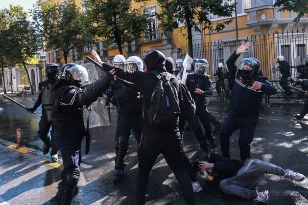 October 16, 2026, Tirana, Albania: TIRANA, ALBANIA, OCTOBER 16, 2026: Student-led anti-government demonstrations continue for a fourth consecutive day in Tirana, demanding improved education conditions and the resignation of Prime Minister Edi Rama. Protesters clash with riot police as officers deploy tear gas to disperse crowds. The demonstrations follow several days of unrest that have damaged public buildings and businesses. Tirana Albania - ZUMAq101 20261016_zna_q101_462 Copyright: xVlasovxSulajx