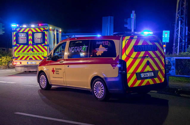 261017Mopedunfall News ID: EN 2026-10-17 Tödlicher Verkehrsunfall mit Kradfahrer PKW Seat und Moped kollidierten auf Kreuzung Neuwürschnitz. Am späten Freitagabend hat sich an einer Kreuzung ein schwerer Verkehrsunfall ereignet. Gegen 22:45 Uhr war eine Gruppe Jugendlicher mit ihren Moped™s auf der Hartensteiner Straße unterwegs. Aus noch ungeklärter Ursache kollidierten auf der Kreuzung Hartensteiner Straße und Oberwürschnitzer Straße ein Moped und ein PKW. Mit voller Wucht kollidierte das Moped eines Jugendlichen mit der Beifahrerseite eines Seat, welcher in Richtung Oelsnitz unterwegs war. Auf dem Heimweg fahrende Feuerwehrkameraden, welche zu einem Seminar in Oelsnitz waren, leisteten umgehend Erste Hilfe. Für den jungen