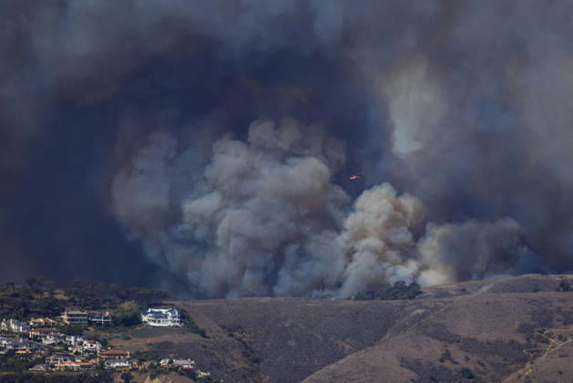 October16, 2026, San Juan Capistrano, California, USA: Fire crews are aggressively battling a wind-driven brush fire that burned several homes and threatened thousands of others in the area of San Juan Capistrano and San Clemente Friday, prompting evacuation orders. The Norte Fire exploded to 465 acres and remains 0 percent contained as of 4 p.m. O.C. Fire Authority officials said the Norte Fire started around 11:30 a.m. near Portico Del Norte and Eminencia Del Norte in San Clemente, east of Interstate 5. Fueled by strong Santa Ana winds, the wildfire then blew into neighboring San Juan Capistrano. San Juan Capistrano USA - ZUMAr19_ 20261016_new_r19_153 Copyright: xRuaridhxStewartx