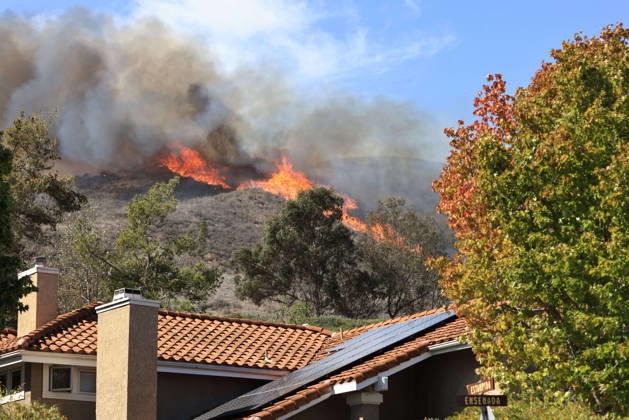 October16, 2026, San Juan Capistrano, California, USA: Fire crews are aggressively battling a wind-driven brush fire that burned several homes and threatened thousands of others in the area of San Juan Capistrano and San Clemente Friday, prompting evacuation orders. The Norte Fire exploded to 465 acres and remains 0 percent contained as of 4 p.m. O.C. Fire Authority officials said the Norte Fire started around 11:30 a.m. near Portico Del Norte and Eminencia Del Norte in San Clemente, east of Interstate 5. Fueled by strong Santa Ana winds, the wildfire then blew into neighboring San Juan Capistrano. San Juan Capistrano USA - ZUMAr19_ 20261016_new_r19_175 Copyright: xRuaridhxStewartx
