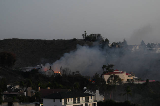Norte fire in Orange County, California ORANGE COUNTY, CALIFORNIA - OCTOBER 16: Firefighters battle with flames as a house burning during the Norte Fire of wildfire in San Juan Capistrano of Orange County, California, United States on October 16, 2026. Tayfun Coskun Anadolu California United States. Editorial use only. Please get in touch for any other usage.  Copyright: x2026xAnadoluxTayfunxCoskunx