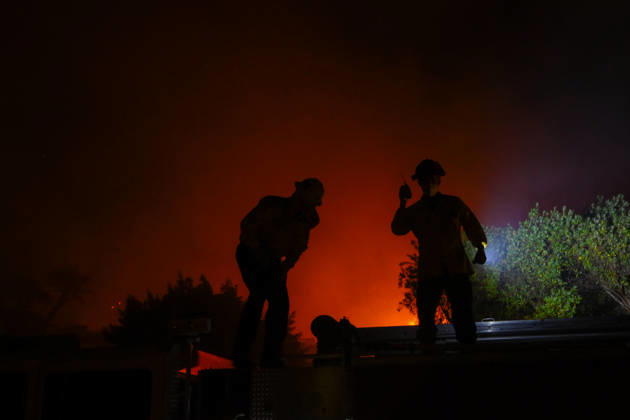 Norte fire in Orange County, California ORANGE COUNTY, CALIFORNIA - OCTOBER 16: Firefighters battle with flames as a house burning during the Norte Fire of wildfire in San Juan Capistrano of Orange County, California, United States on October 16, 2026. Tayfun Coskun Anadolu California United States. Editorial use only. Please get in touch for any other usage.  Copyright: x2026xAnadoluxTayfunxCoskunx