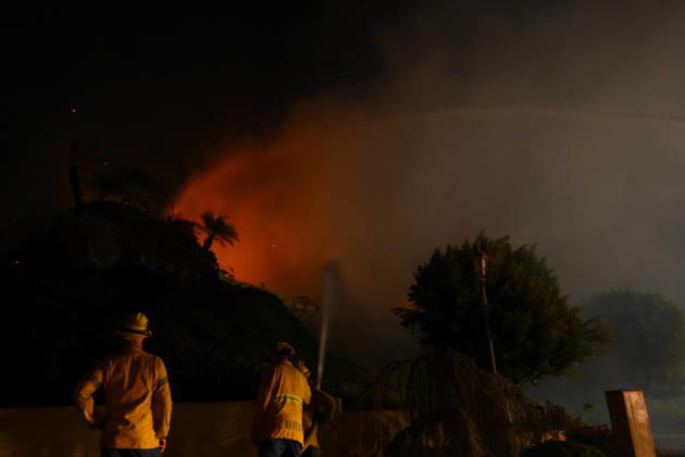 Norte fire in Orange County, California ORANGE COUNTY, CALIFORNIA - OCTOBER 16: Firefighters battle with flames as a house burning during the Norte Fire of wildfire in San Juan Capistrano of Orange County, California, United States on October 16, 2026. Tayfun Coskun Anadolu California United States. Editorial use only. Please get in touch for any other usage.  Copyright: x2026xAnadoluxTayfunxCoskunx