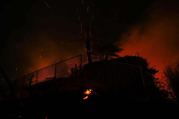 Norte fire in Orange County, California ORANGE COUNTY, CALIFORNIA - OCTOBER 16: Firefighters battle with flames as a house burning during the Norte Fire of wildfire in San Juan Capistrano of Orange County, California, United States on October 16, 2026. Tayfun Coskun Anadolu California United States. Editorial use only. Please get in touch for any other usage.  Copyright: x2026xAnadoluxTayfunxCoskunx