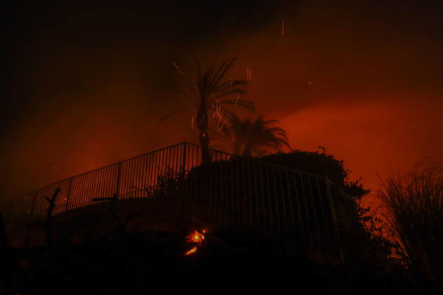 Norte fire in Orange County, California ORANGE COUNTY, CALIFORNIA - OCTOBER 16: Firefighters battle with flames as a house burning during the Norte Fire of wildfire in San Juan Capistrano of Orange County, California, United States on October 16, 2026. Tayfun Coskun Anadolu California United States. Editorial use only. Please get in touch for any other usage.  Copyright: x2026xAnadoluxTayfunxCoskunx