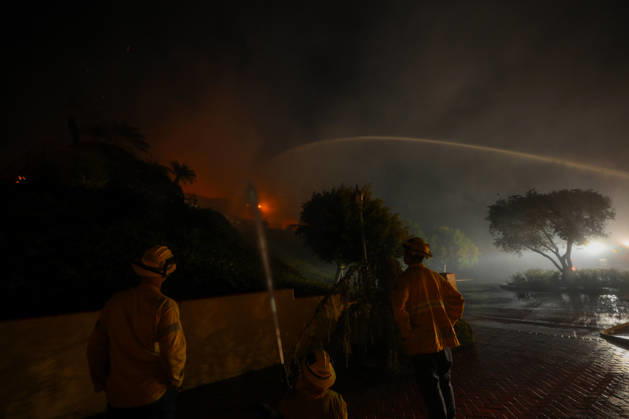 Norte fire in Orange County, California ORANGE COUNTY, CALIFORNIA - OCTOBER 16: Firefighters battle with flames as a house burning during the Norte Fire of wildfire in San Juan Capistrano of Orange County, California, United States on October 16, 2026. Tayfun Coskun Anadolu California United States. Editorial use only. Please get in touch for any other usage.  Copyright: x2026xAnadoluxTayfunxCoskunx