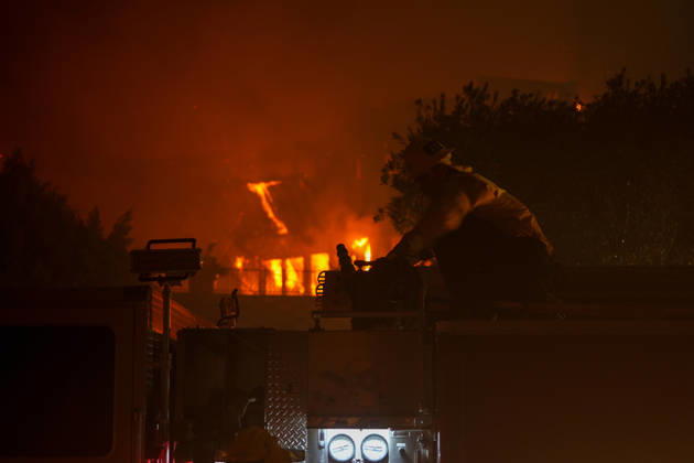 Norte fire in Orange County, California ORANGE COUNTY, CALIFORNIA - OCTOBER 16: Firefighters battle with flames as a house burning during the Norte Fire of wildfire in San Juan Capistrano of Orange County, California, United States on October 16, 2026. Tayfun Coskun Anadolu California United States. Editorial use only. Please get in touch for any other usage.  Copyright: x2026xAnadoluxTayfunxCoskunx