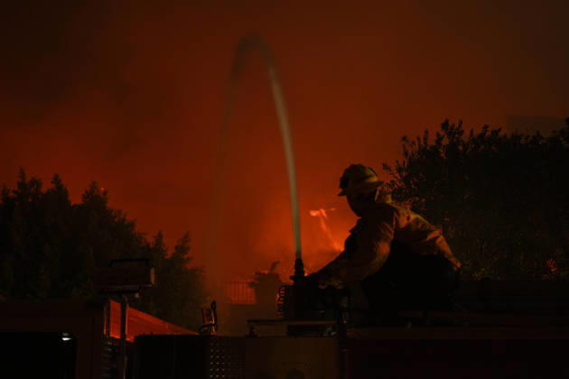 Norte fire in Orange County, California ORANGE COUNTY, CALIFORNIA - OCTOBER 16: Firefighters battle with flames as a house burning during the Norte Fire of wildfire in San Juan Capistrano of Orange County, California, United States on October 16, 2026. Tayfun Coskun Anadolu California United States. Editorial use only. Please get in touch for any other usage.  Copyright: x2026xAnadoluxTayfunxCoskunx
