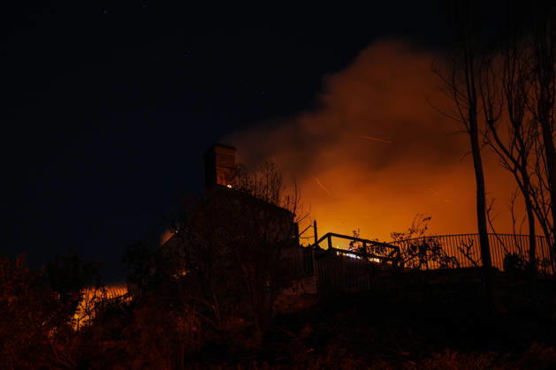 Norte fire in Orange County, California ORANGE COUNTY, CALIFORNIA - OCTOBER 16: Firefighters battle with flames as a house burning during the Norte Fire of wildfire in San Juan Capistrano of Orange County, California, United States on October 16, 2026. Tayfun Coskun Anadolu California United States. Editorial use only. Please get in touch for any other usage.  Copyright: x2026xAnadoluxTayfunxCoskunx
