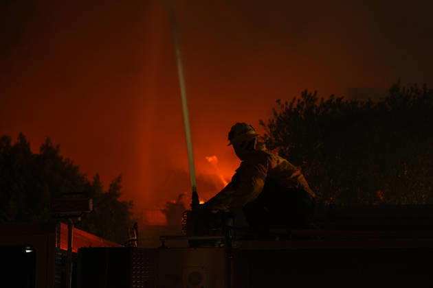 Norte fire in Orange County, California ORANGE COUNTY, CALIFORNIA - OCTOBER 16: Firefighters battle with flames as a house burning during the Norte Fire of wildfire in San Juan Capistrano of Orange County, California, United States on October 16, 2026. Tayfun Coskun Anadolu California United States. Editorial use only. Please get in touch for any other usage.  Copyright: x2026xAnadoluxTayfunxCoskunx