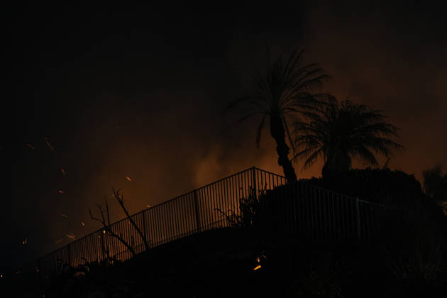 Norte fire in Orange County, California ORANGE COUNTY, CALIFORNIA - OCTOBER 16: Firefighters battle with flames as a house burning during the Norte Fire of wildfire in San Juan Capistrano of Orange County, California, United States on October 16, 2026. Tayfun Coskun Anadolu California United States. Editorial use only. Please get in touch for any other usage.  Copyright: x2026xAnadoluxTayfunxCoskunx