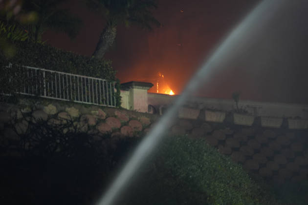 Norte fire in Orange County, California ORANGE COUNTY, CALIFORNIA - OCTOBER 16: Firefighters battle with flames as a house burning during the Norte Fire of wildfire in San Juan Capistrano of Orange County, California, United States on October 16, 2026. Tayfun Coskun Anadolu California United States. Editorial use only. Please get in touch for any other usage.  Copyright: x2026xAnadoluxTayfunxCoskunx