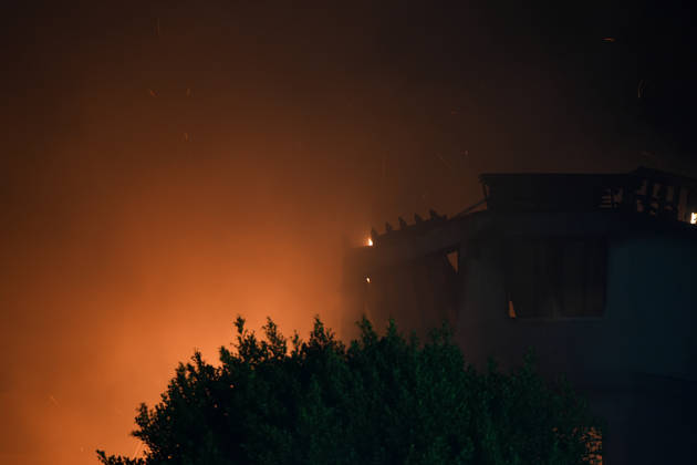 Norte fire in Orange County, California ORANGE COUNTY, CALIFORNIA - OCTOBER 16: Firefighters battle with flames as a house burning during the Norte Fire of wildfire in San Juan Capistrano of Orange County, California, United States on October 16, 2026. Tayfun Coskun Anadolu California United States. Editorial use only. Please get in touch for any other usage.  Copyright: x2026xAnadoluxTayfunxCoskunx