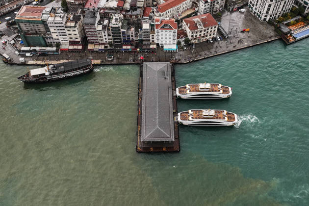 Heavy rain turns Istanbul’s coastal waters brown ISTANBUL, TURKIYE - OCTOBER 17: An aerial view of the brown-colored waters along parts of the Bosphorus and the Golden Horn in Istanbul, Turkiye, following heavy rainfall, on October 17, 2026. Hakan Akgun Anadolu Istanbul Turkey. Editorial use only. Please get in touch for any other usage.  Copyright: x2026xAnadoluxHakanxAkgunx
