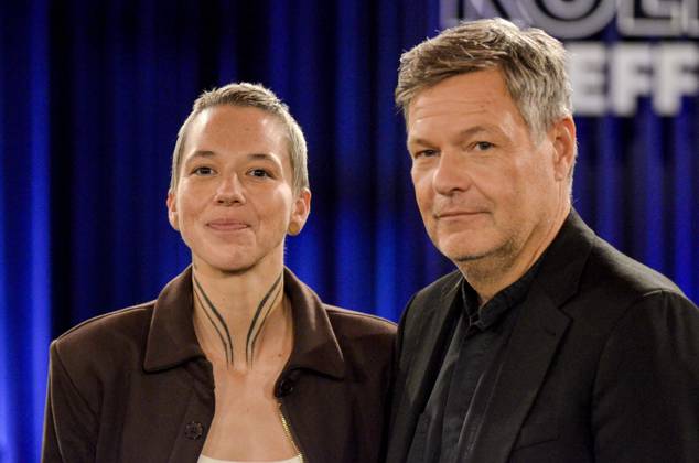 ABB KOELNERTREFF: Stefanie Heinzmann, singer, and Robert Habeck, German writer and former Green Party politician, appeared as guests on the WDR talk show Kölner Treff from the Boecklemünd studio on October 16, 2026, in Cologne, Hamburg, Germany