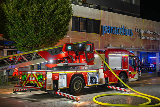 Tödliches Feuer in Rosenheim: Wohnungsbrand im vierten Obergeschoss von Mehrfamilienhaus droht sich auszubreiten - Feuerwehr kann Bewohner aus Brandwohnung, doch jede Hilfe kommt zu spät - Person verstirbt noch am Einsatzort - weitere Bewohner im Haus bl Am späten Freitagabend kam es gegen 22:45 Uhr in einem Mehrparteienhaus in der Münchner Straße in Rosenheim zu einem Vollbrand einer Wohnung im vierten Obergeschoss. Die Flammen und der Rauch drohten auf benachbarte Wohnungen überzugreifen. Die Feuerwehr konnte eine Person aus der Brandwohnung retten und ins Freie bringen. Der Rettungsdienst leitete umgehend Reanimationsmaßnahmen ein, die unter Einbindung eines Rettungshubschraubers fortgeführt wurden. Trotz aller Bemühungen bliebe Copyright: xMarkusxSteinbergerx xEinsatzReport24x