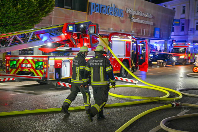 Tödliches Feuer in Rosenheim: Wohnungsbrand im vierten Obergeschoss von Mehrfamilienhaus droht sich auszubreiten - Feuerwehr kann Bewohner aus Brandwohnung, doch jede Hilfe kommt zu spät - Person verstirbt noch am Einsatzort - weitere Bewohner im Haus bl Am späten Freitagabend kam es gegen 22:45 Uhr in einem Mehrparteienhaus in der Münchner Straße in Rosenheim zu einem Vollbrand einer Wohnung im vierten Obergeschoss. Die Flammen und der Rauch drohten auf benachbarte Wohnungen überzugreifen. Die Feuerwehr konnte eine Person aus der Brandwohnung retten und ins Freie bringen. Der Rettungsdienst leitete umgehend Reanimationsmaßnahmen ein, die unter Einbindung eines Rettungshubschraubers fortgeführt wurden. Trotz aller Bemühungen bliebe Copyright: xMarkusxSteinbergerx xEinsatzReport24x