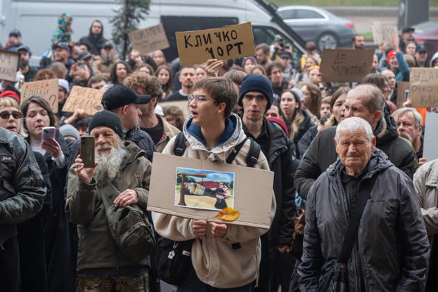 Kyiv residents demonstrate outside City Hall demanding Mayor Vitali Klitschko s resignation over winter readiness and shelter shortages KYIV, UKRAINE - OCTOBER 17: Demonstrators, holding banners, gather outside the Kyiv City State Administration building on Khreshchatyk Street to demand the resignation of Kyiv Mayor Vitali Klitschko in Kyiv, Ukraine on October 17, 2026. Local residents expressed growing dissatisfaction over city administration performance, including municipal winter readiness, slow deployment of mobile shelters, illegal real estate developments in protected green zones, and municipal budget allocation during the war. Danylo Antoniuk Anadolu Kyiv Ukraine. Editorial use only. Please get in touch for any other usage.  Copyright: x2026xAnadoluxDanyloxAntoniukx