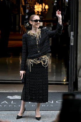 Céline Dion spends time with her fans outside her hotel in Paris. Céline Dion spends time with fans before heading to the venue, the Royal Monceau Hotel in Paris, France 460538 2026 10 17 Paris France Dion, Céline  Copyright: xL.Urmanx xStarfacex STAR_460538_009