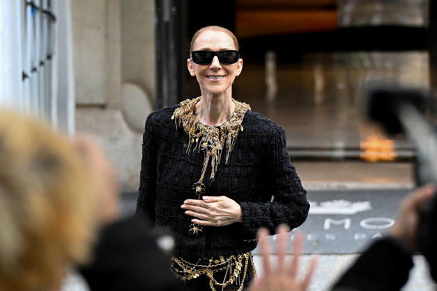 Céline Dion spends time with her fans outside her hotel in Paris. Céline Dion spends time with fans before heading to the venue, the Royal Monceau Hotel in Paris, France 460538 2026 10 17 Paris France Dion, Céline  Copyright: xL.Urmanx xStarfacex STAR_460538_013