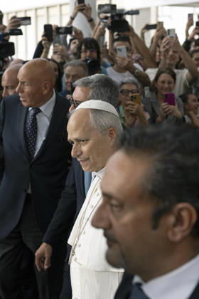 ITALY - POPE - VATICAN-2026 10 17 Italy, Rome, Vatican, October 17, 2026 Pope Leo XIV leaves the Gemelli University Hospital, four days after a surgery to remove a cancerous tumour from his right lung, in Rome Photo by ALESSIA GIULIANI Catholic Press Photo EDITORIAL USE ONLY - NO BOOKS Copyright: xVATICANxMEDIAx xCatholicxPressxPhotox