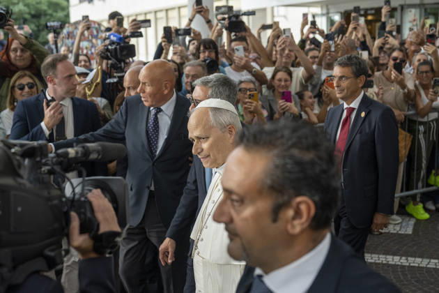 ITALY - POPE - VATICAN-2026 10 17 Italy, Rome, Vatican, October 17, 2026 Pope Leo XIV leaves the Gemelli University Hospital, four days after a surgery to remove a cancerous tumour from his right lung, in Rome Photo by ALESSIA GIULIANI Catholic Press Photo EDITORIAL USE ONLY - NO BOOKS Copyright: xVATICANxMEDIAx xCatholicxPressxPhotox