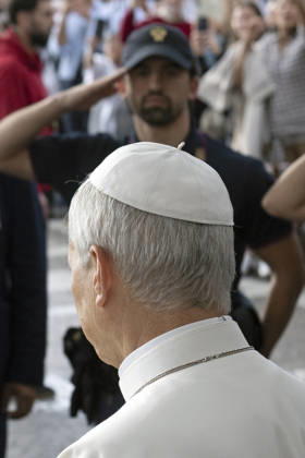 ITALY - POPE - VATICAN-2026 10 17 Italy, Rome, Vatican, October 17, 2026 Pope Leo XIV leaves the Gemelli University Hospital, four days after a surgery to remove a cancerous tumour from his right lung, in Rome Photo by ALESSIA GIULIANI Catholic Press Photo EDITORIAL USE ONLY - NO BOOKS Copyright: xVATICANxMEDIAx xCatholicxPressxPhotox