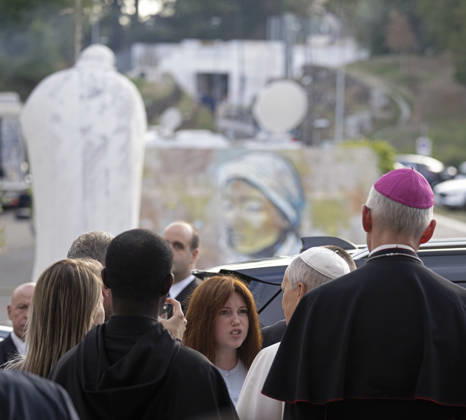 ITALY - POPE - VATICAN-2026 10 17 Italy, Rome, Vatican, October 17, 2026 Pope Leo XIV leaves the Gemelli University Hospital, four days after a surgery to remove a cancerous tumour from his right lung, in Rome Photo by ALESSIA GIULIANI Catholic Press Photo EDITORIAL USE ONLY - NO BOOKS Copyright: xVATICANxMEDIAx xCatholicxPressxPhotox