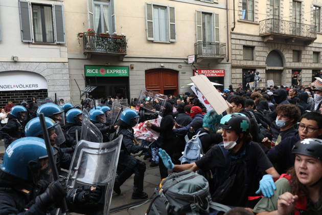 RECORD DATE NOT STATED IPA89807728 - Milan, October 17, 2026: Protest by Italia in Piazza, the grassroots movement of students and young workers taking to the streets in 15 Italian cities; clashes  Copyright: xx xFrancescoxEnriquezx IPA89807728.jpeg