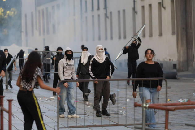 IPA89812250 - Milan, October 17, 2026: Italia in Piazza demonstration; violent clashes between police and the student movement  Copyright: xFrancescoxEnriquezx xFrancescoxEnriquezx IPA89812250