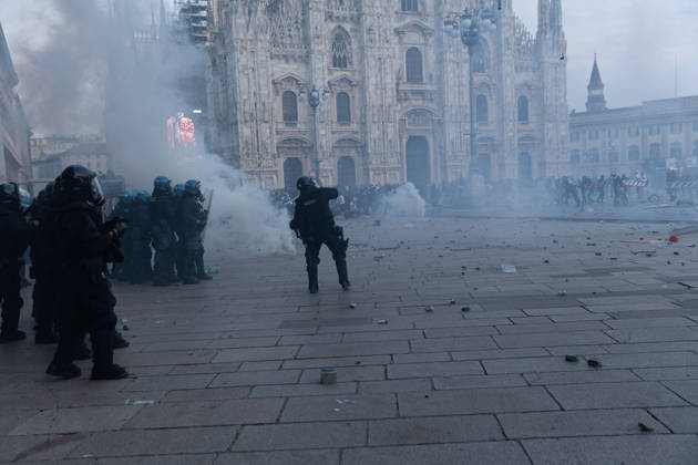 IPA89812271 - Milan, October 17, 2026: Italia in Piazza demonstration; violent clashes between police and the student movement  Copyright: xFrancescoxEnriquezx xFrancescoxEnriquezx IPA89812271