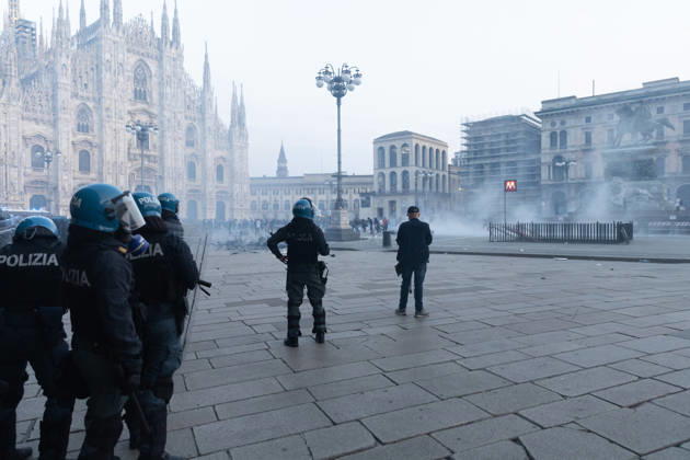 IPA89812273 - Milan, October 17, 2026: Italia in Piazza demonstration; violent clashes between police and the student movement  Copyright: xFrancescoxEnriquezx xFrancescoxEnriquezx IPA89812273