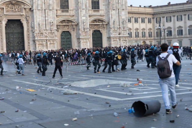 IPA89812278 - Milan, October 17, 2026: Italia in Piazza demonstration; violent clashes between police and the student movement  Copyright: xFrancescoxEnriquezx xFrancescoxEnriquezx IPA89812278