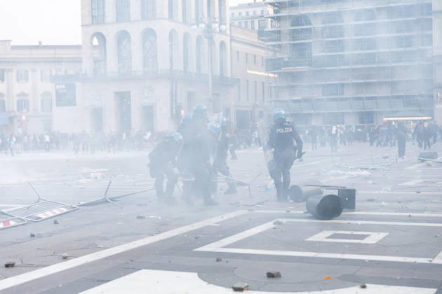 IPA89812298 - Milan, October 17, 2026: Italia in Piazza demonstration; violent clashes between police and the student movement  Copyright: xFrancescoxEnriquezx xFrancescoxEnriquezx IPA89812298