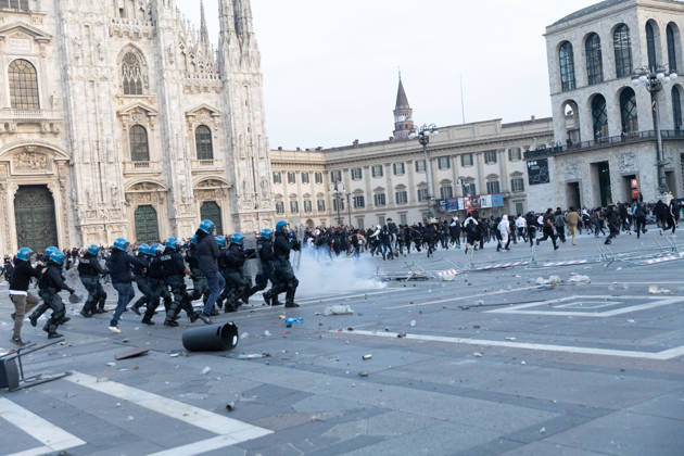 IPA89812302 - Milan, October 17, 2026: Italia in Piazza demonstration; violent clashes between police and the student movement  Copyright: xFrancescoxEnriquezx xFrancescoxEnriquezx IPA89812302