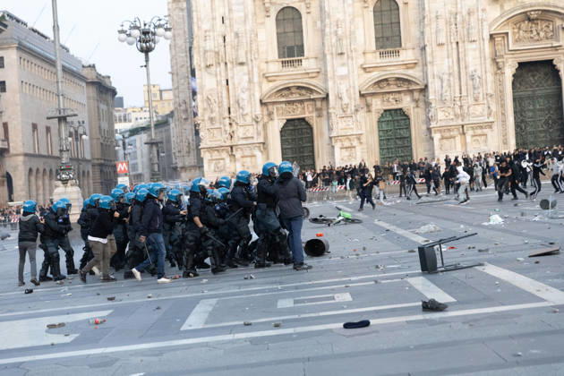 IPA89812304 - Milan, October 17, 2026: Italia in Piazza demonstration; violent clashes between police and the student movement  Copyright: xFrancescoxEnriquezx xFrancescoxEnriquezx IPA89812304