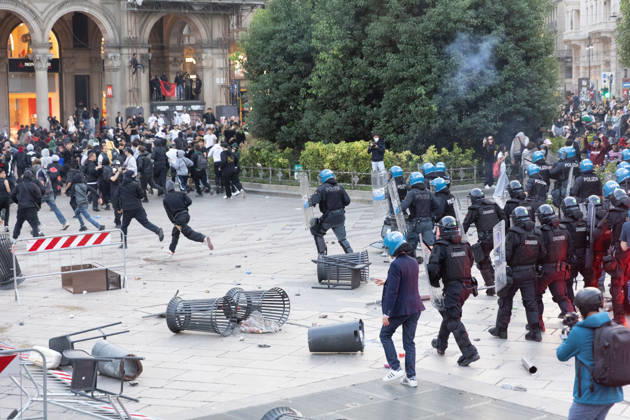 IPA89812324 - Milan, October 17, 2026: Italia in Piazza demonstration; violent clashes between police and the student movement  Copyright: xFrancescoxEnriquezx xFrancescoxEnriquezx IPA89812324