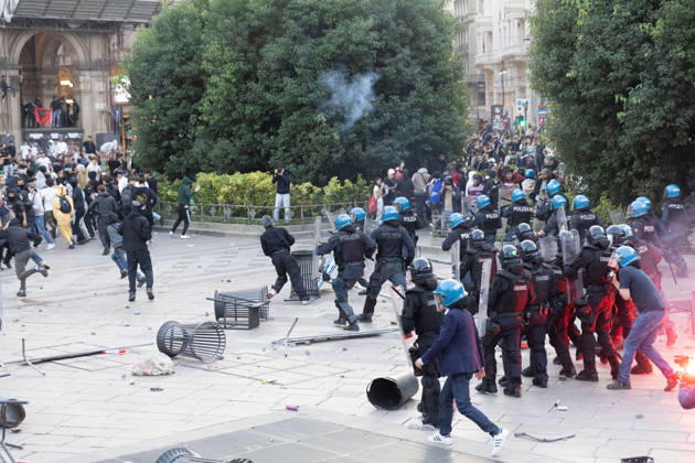 IPA89812327 - Milan, October 17, 2026: Italia in Piazza demonstration; violent clashes between police and the student movement  Copyright: xFrancescoxEnriquezx xFrancescoxEnriquezx IPA89812327