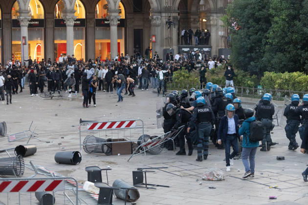 IPA89812336 - Milan, October 17, 2026: Italia in Piazza demonstration; violent clashes between police and the student movement  Copyright: xFrancescoxEnriquezx xFrancescoxEnriquezx IPA89812336