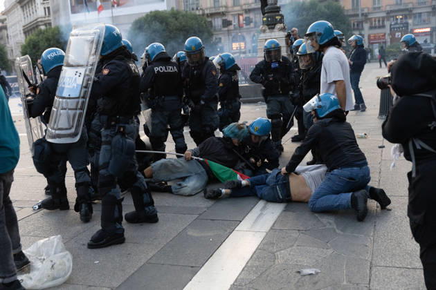 IPA89812368 - Milan, October 17, 2026: Italia in Piazza demonstration; violent clashes between police and the student movement  Copyright: xFrancescoxEnriquezx xFrancescoxEnriquezx IPA89812368