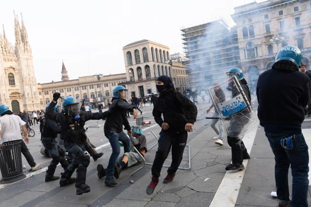 IPA89812370 - Milan, October 17, 2026: Italia in Piazza demonstration; violent clashes between police and the student movement  Copyright: xFrancescoxEnriquezx xFrancescoxEnriquezx IPA89812370