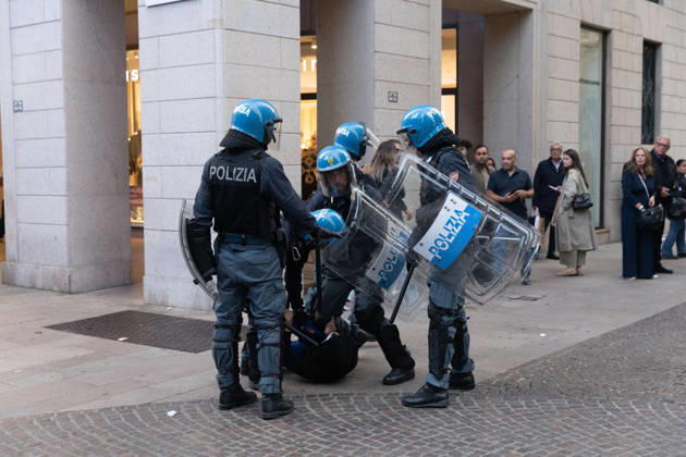 IPA89812386 - Milan, October 17, 2026: Italia in Piazza demonstration; violent clashes between police and the student movement  Copyright: xFrancescoxEnriquezx xFrancescoxEnriquezx IPA89812386