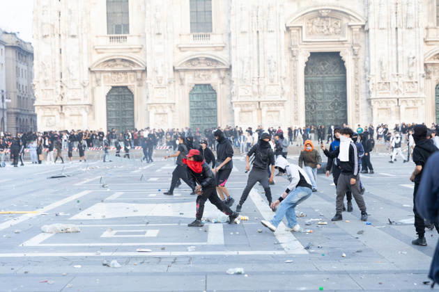 IPA89812291 - Milan, October 17, 2026: Italia in Piazza demonstration; violent clashes between police and the student movement  Copyright: xFrancescoxEnriquezx xFrancescoxEnriquezx IPA89812291