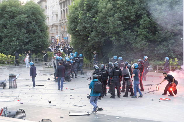 IPA89812319 - Milan, October 17, 2026: Italia in Piazza demonstration; violent clashes between police and the student movement  Copyright: xFrancescoxEnriquezx xFrancescoxEnriquezx IPA89812319