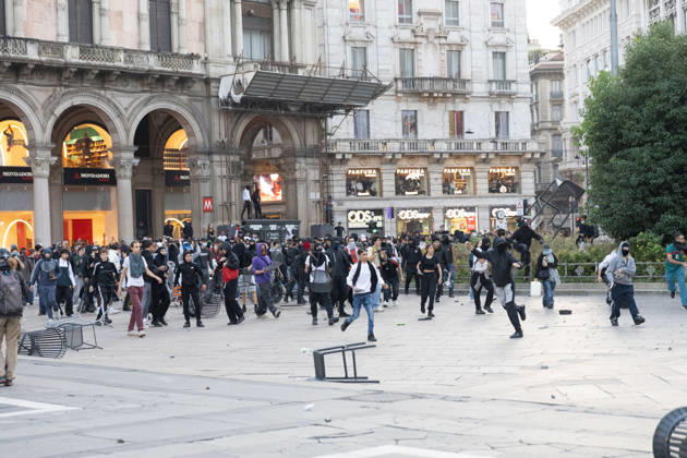 IPA89812346 - Milan, October 17, 2026: Italia in Piazza demonstration; violent clashes between police and the student movement  Copyright: xFrancescoxEnriquezx xFrancescoxEnriquezx IPA89812346
