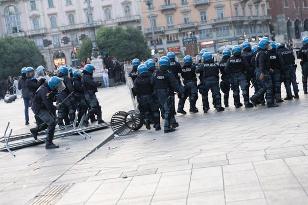IPA89812375 - Milan, October 17, 2026: Italia in Piazza demonstration; violent clashes between police and the student movement  Copyright: xFrancescoxEnriquezx xFrancescoxEnriquezx IPA89812375